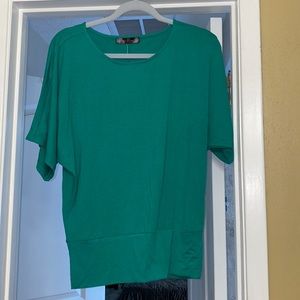 Green blouse, with a scoop neck
